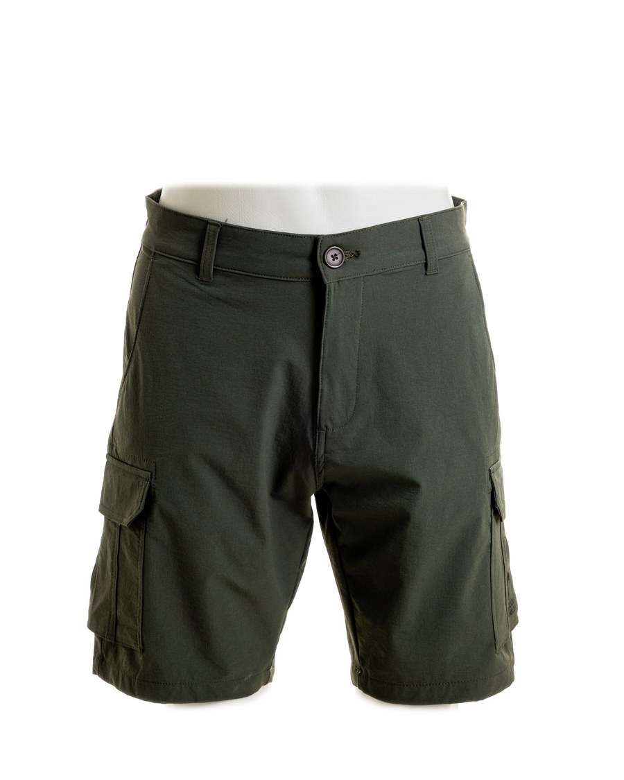 Bermuda Cargo Verde Militar — Bolso lateral com cruz e wordmark · Bolso traseiro