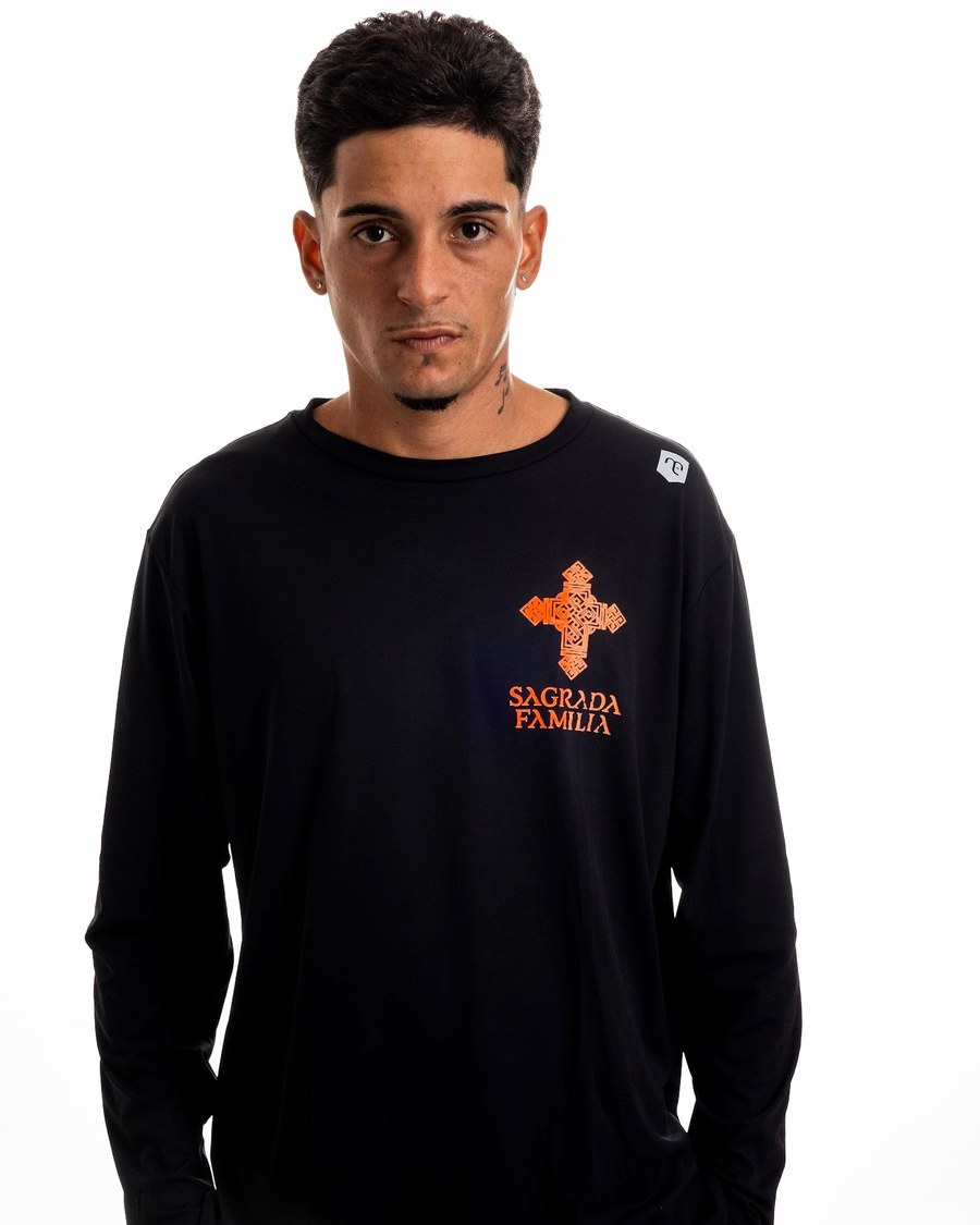 Blusa UV Preta — Cruz e wordmark em laranja · Cruz Copta grande · SAGRADA FAMILIA · BRASIL · RJ