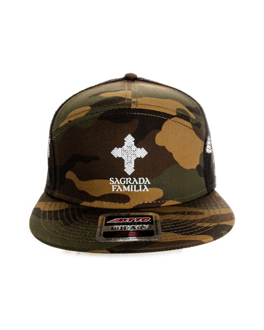Boné Cruz Camuflado — Aba reta · cruz e wordmark bordados · Traseira em tela