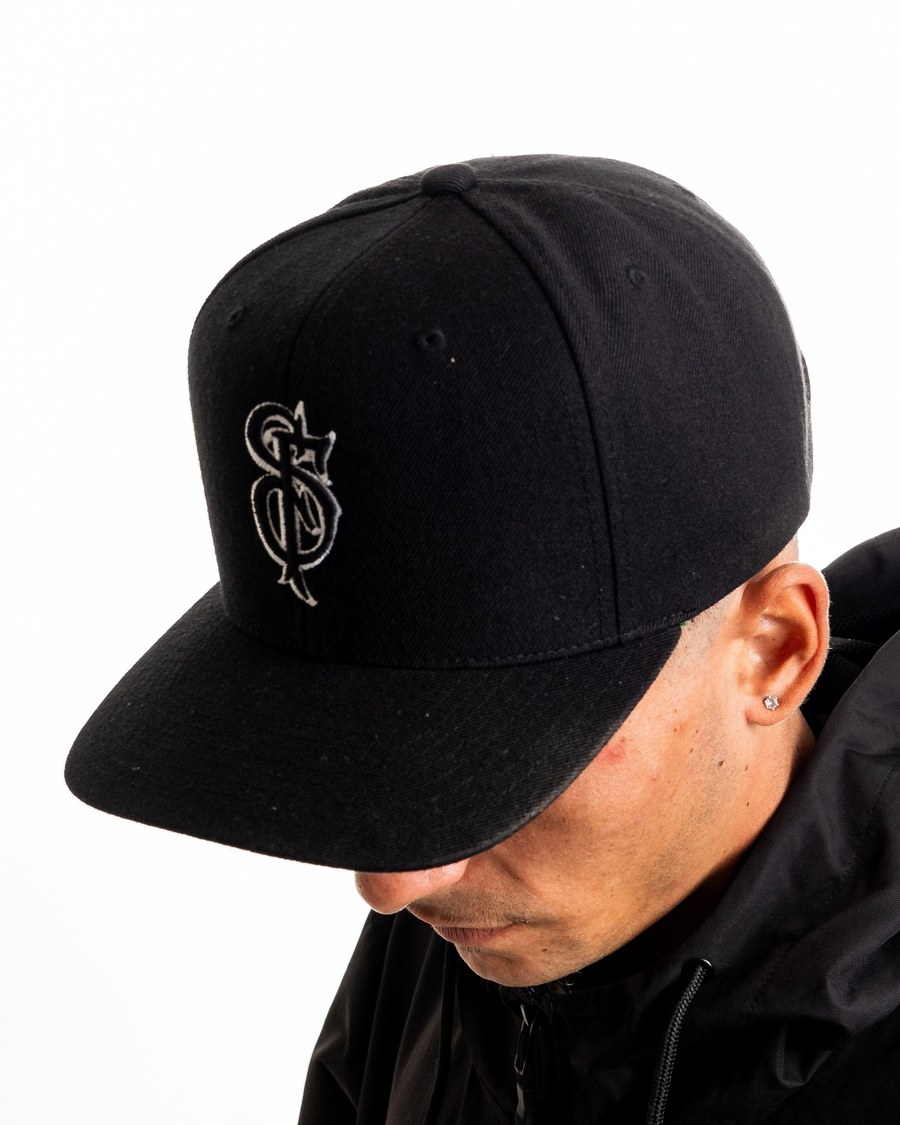 Boné Monograma Preto / Aba Verde — Snapback · monograma SF bordado · aba verde por dentro · Perfil da aba reta