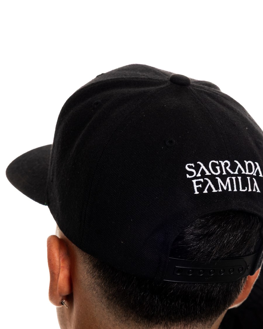 Boné Sagrada Família Preto — Aba reta · frente lisa · Wordmark bordado na traseira