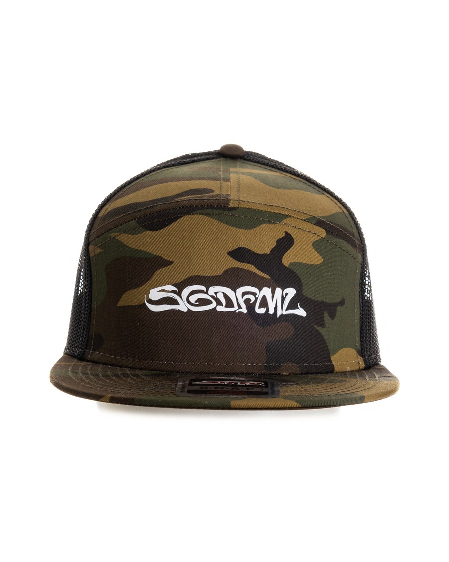 Boné SGDFML Camuflado — Aba reta · SGDFML bordado · Traseira em tela · fecho snapback