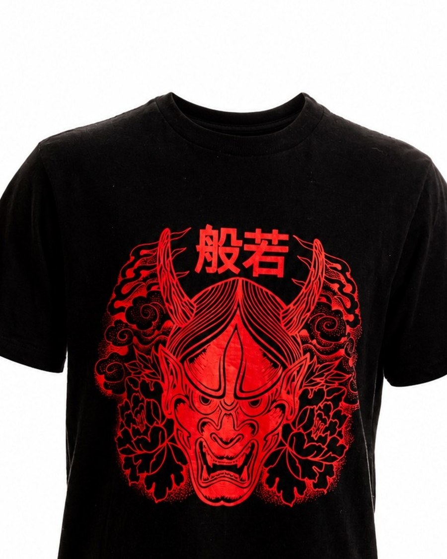 Camisa Caio Tattoo Preta — Máscara Hannya em vermelho · Monograma SF bordado em vermelho na nuca