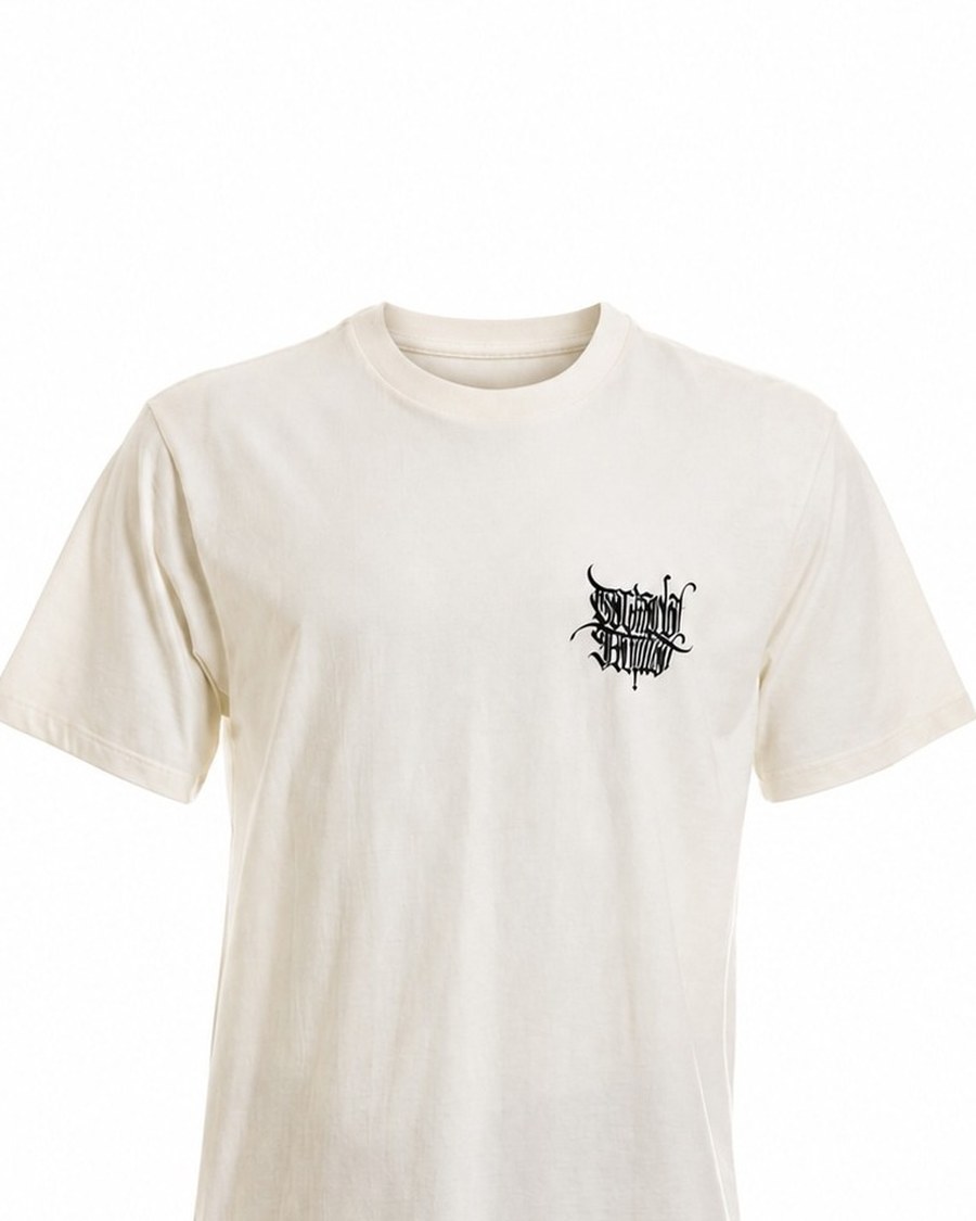 Camiseta Lettering Caligráfico Off-White — Caligrafia gótica no peito · Caligrafia gótica ampliada