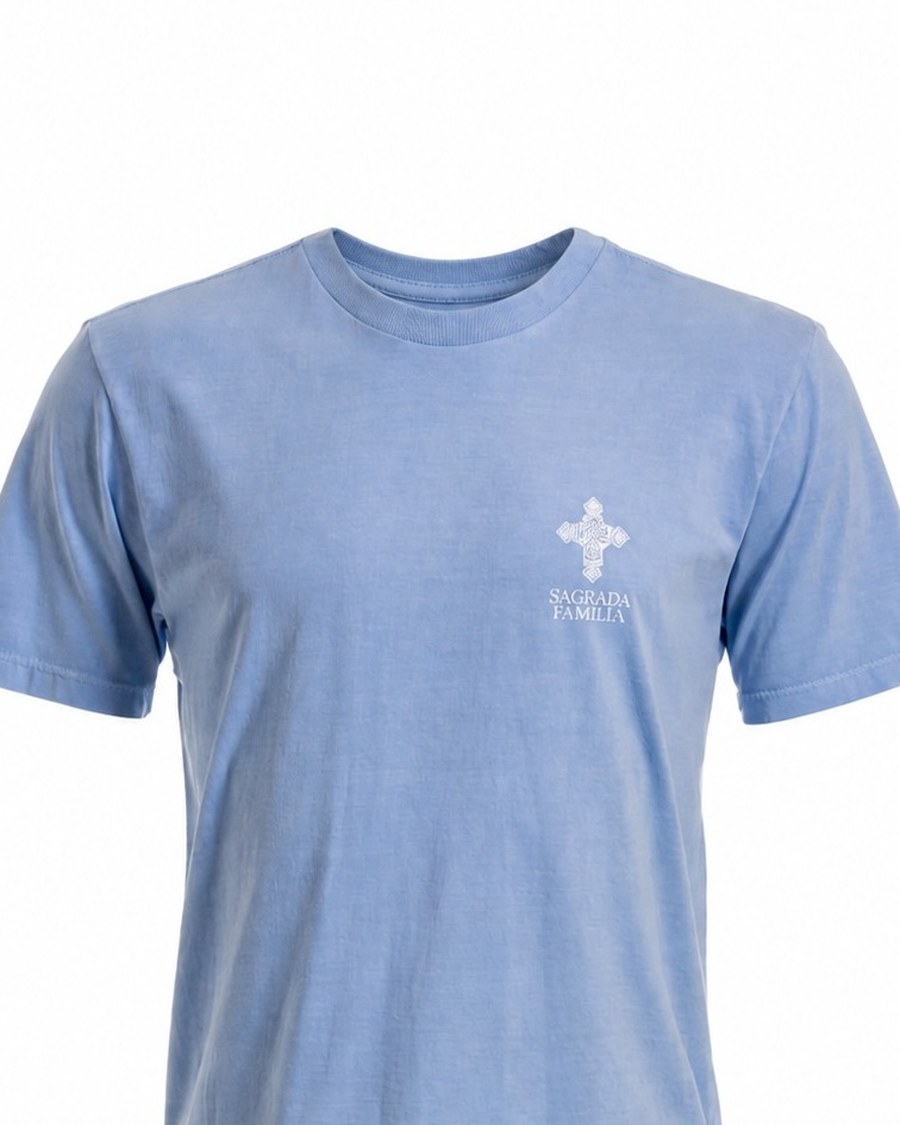 Camiseta Monograma Azul Claro — Cruz Copta e wordmark no peito · Monograma SF na nuca