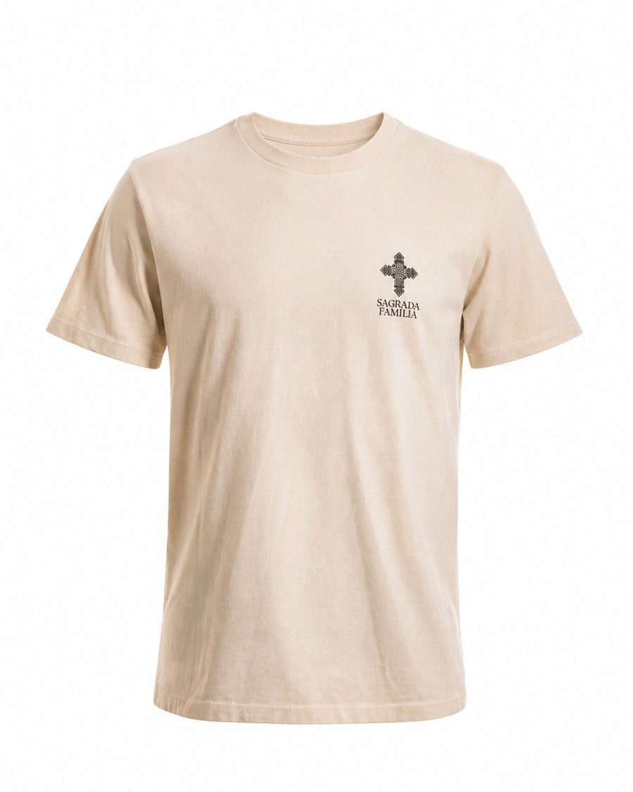 Camiseta Monograma Crua — Cruz Copta e wordmark no peito · Monograma SF na nuca