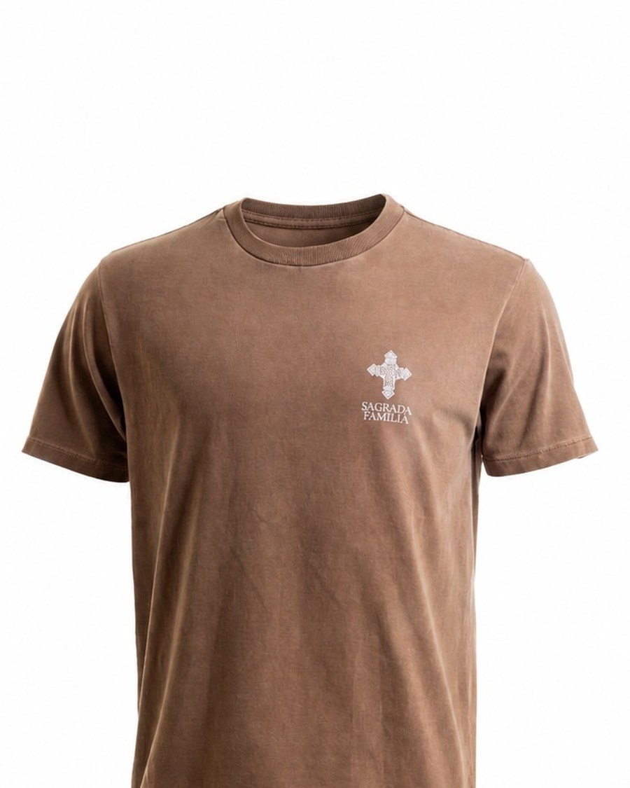Camiseta Monograma Marrom — Cruz Copta e wordmark no peito · Monograma SF na nuca