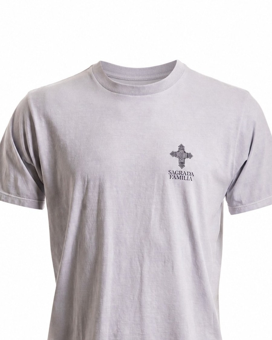 Camiseta SGDFML Cinza Claro — Cruz Copta e wordmark no peito · SGDFML em graffiti na nuca