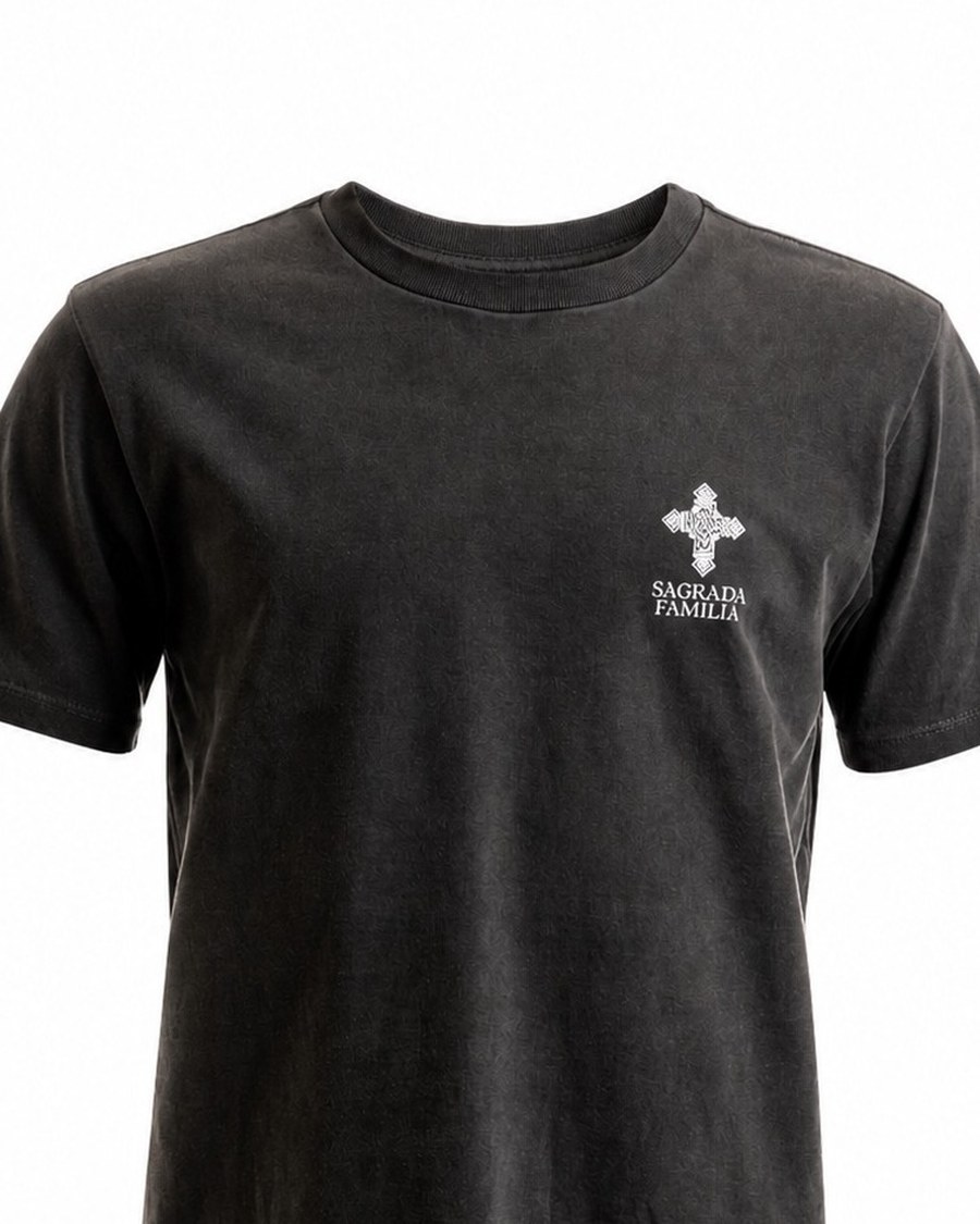 Camiseta SGDFML Grafite — Cruz Copta e wordmark no peito · SGDFML em graffiti na nuca