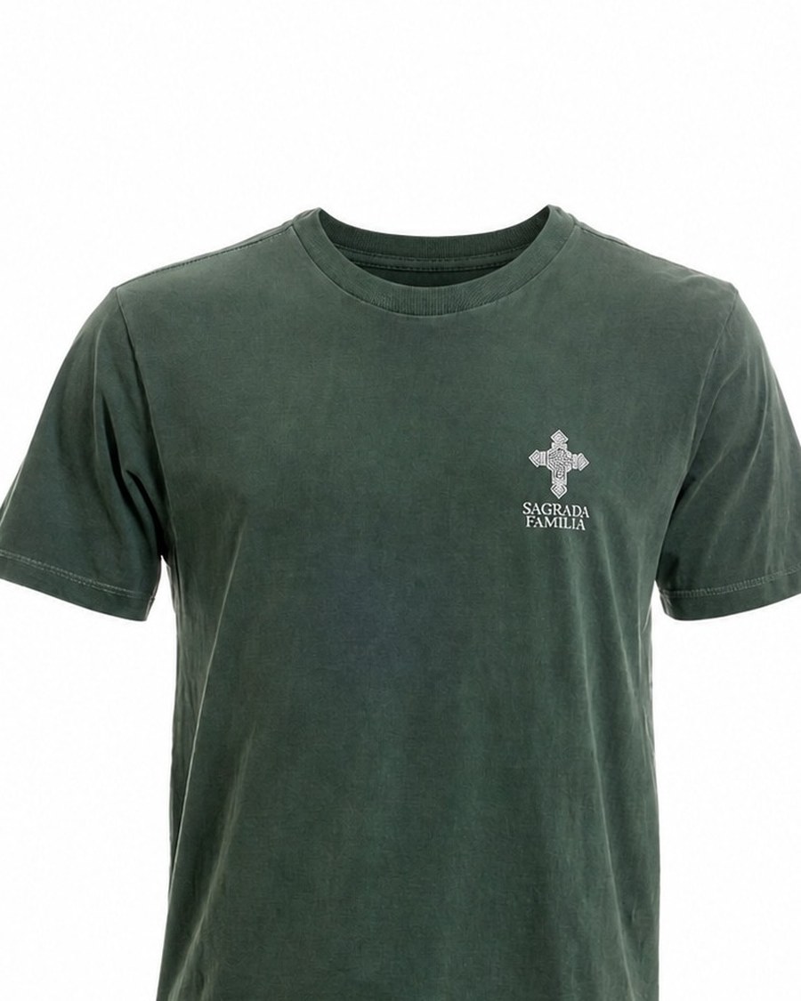 Camiseta SGDFML Verde Militar — Cruz Copta e wordmark no peito · SGDFML em graffiti