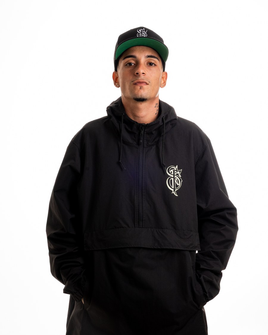 Impermeável Anorak Preto — Monograma dourado · capuz e bolso canguru · Lettering script dourado