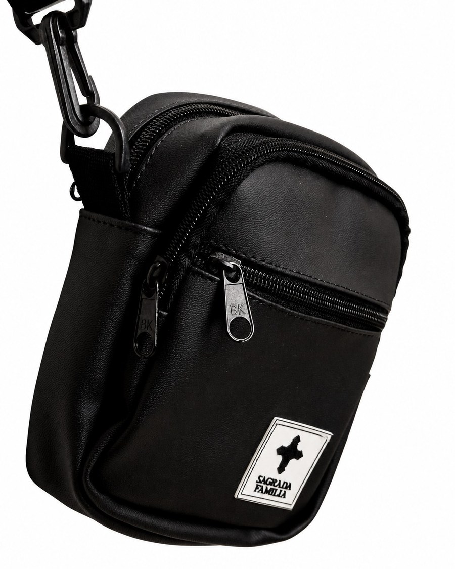 Shoulder Bag Etiqueta Branca Preta — Etiqueta branca com cruz · dois zíperes · Alça em fita jacquard SAGRADA FAMILIA